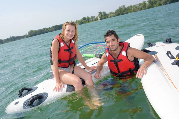 Auf einem schwimmenden Paddelbrett sitzend — Stockfoto