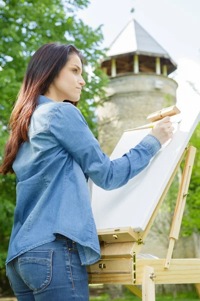 Woman doing architectural painting — Stock Photo, Image