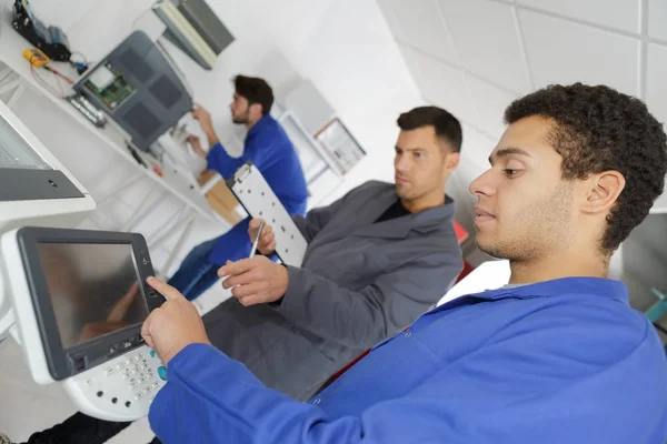 Jovem técnico e técnico de impressoras — Fotografia de Stock