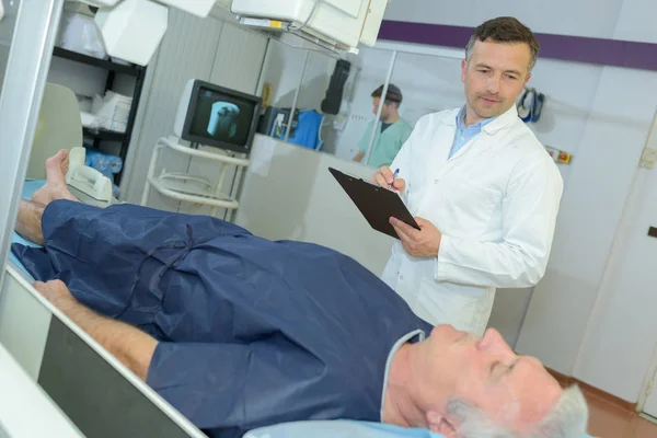 Hombre pasando por una tomografía computarizada en el hospital — Foto de Stock