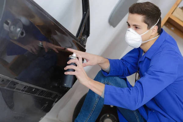 Pintor automotivo no trabalho — Fotografia de Stock