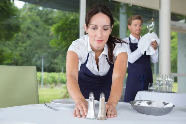 Restaurant personeel voorbereiding van de tabellen — Stockfoto