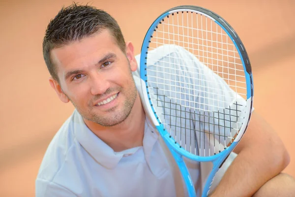 Porträtt av man med tennisracket — Stockfoto