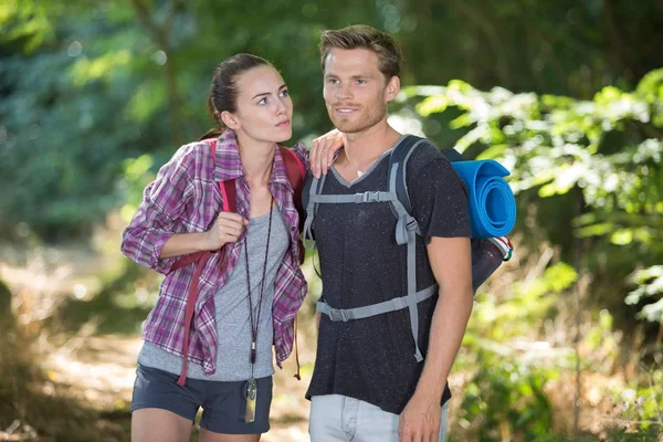 Jovem casal caminhadas na floresta — Fotografia de Stock