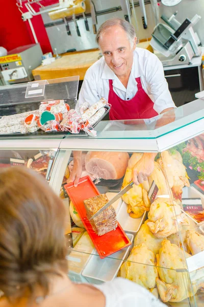 Carnicero servir paté y delantal — Foto de Stock