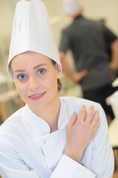 Portrét usměvavý kuchař ženy při pohledu na fotoaparát — Stock fotografie