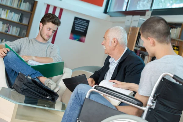 Garçon en fauteuil roulant en classe — Photo