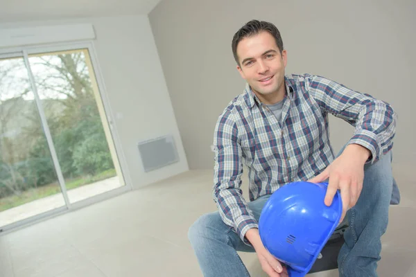 Posing inside an empty building — Stock Photo, Image