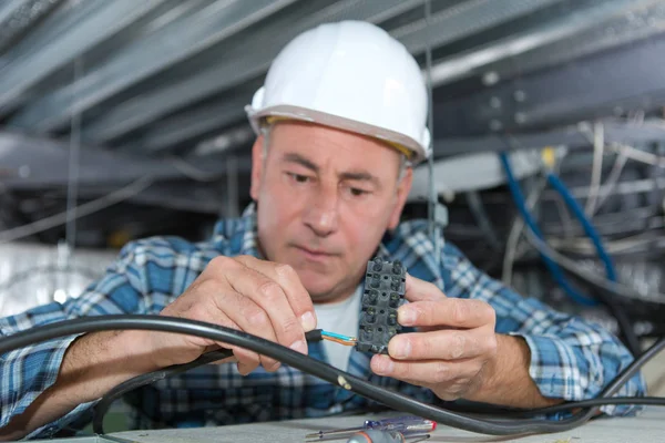 Elettricista montaggio di un cavo per plafoniera — Foto Stock