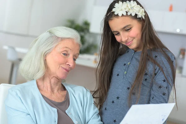 Grand-mère et petite-fille dessin — Photo