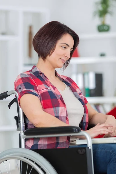 Mujer mayor discapacitada usando computadora portátil en casa —  Fotos de Stock