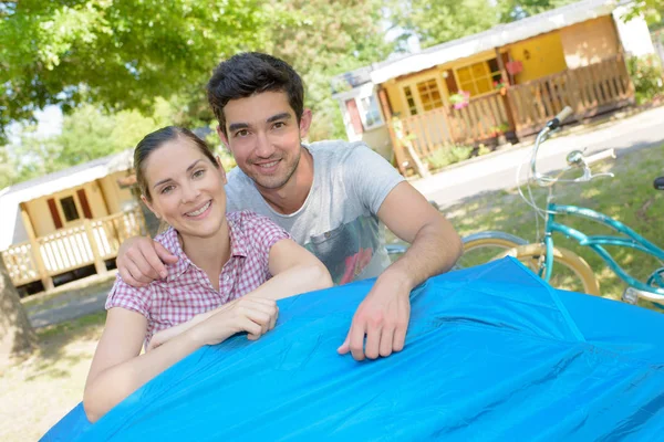 Outdoor-Paar auf Campingplatz — Stockfoto