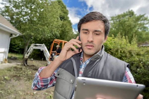 Landscaper på telefonen — Stockfoto