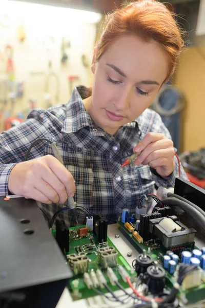 Junge Technikerin repariert Elektronikgerät — Stockfoto