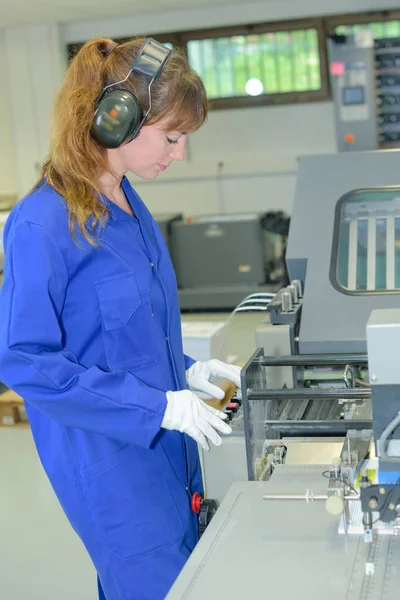 Lavoratore che cura una macchina — Foto Stock