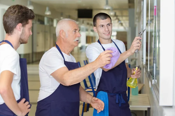 Equipe de trabalhadores do sexo masculino limpeza — Fotografia de Stock