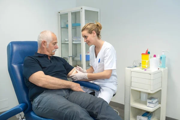 Extracting blood from patient — Stock Photo, Image