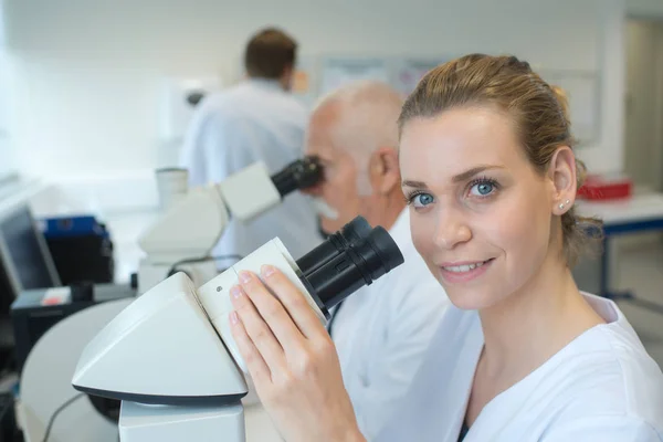 Investigación del microscopio de laboratorio y mujer — Foto de Stock