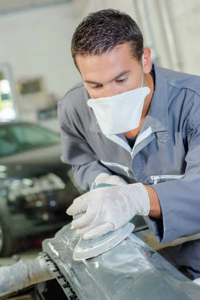 Werknemer in auto lichaam werkplaats — Stockfoto