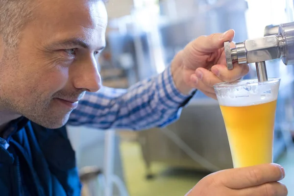 Cervejeiro testar cerveja e cerveja — Fotografia de Stock