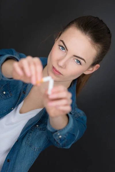 Teenager zerbricht Zigarettenstange — Stockfoto