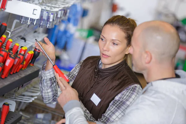 Hårdare butiksarbetare med hantverkare köpare — Stockfoto