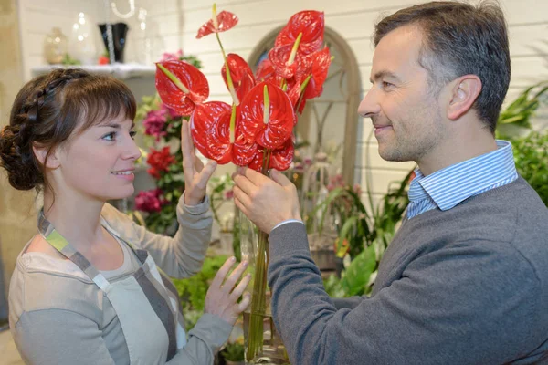 Flirten in de bloemenwinkel — Stockfoto