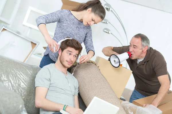 Man schreeuwen op tiener via loudhailer — Stockfoto