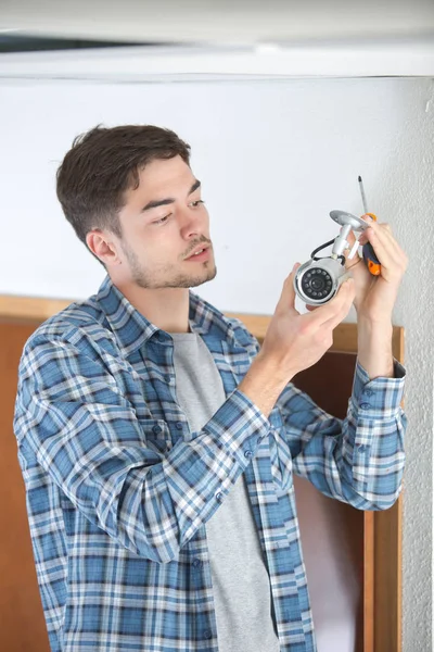 Técnico profesional de CCTV trabajando — Foto de Stock