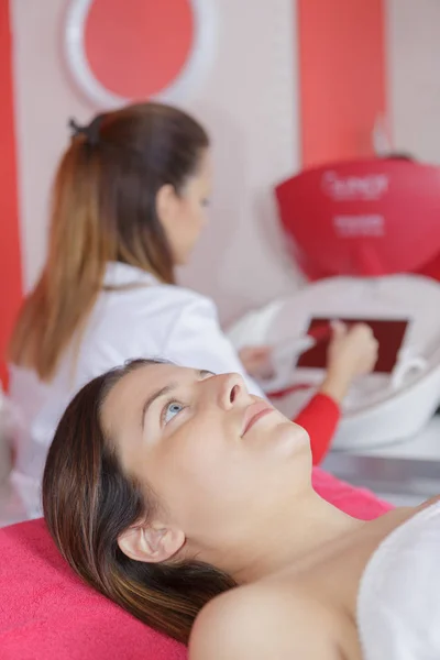 Vrouw te wachten voor een snor ontharing — Stockfoto