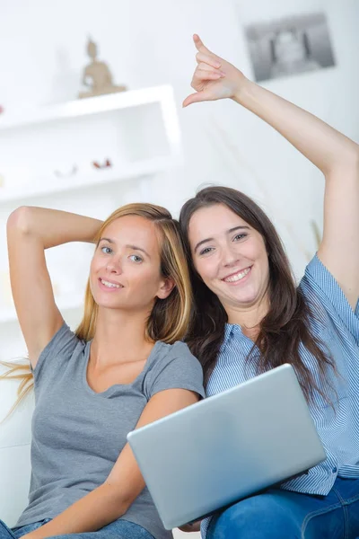 Två kvinnliga studenter använder en bärbar dator — Stockfoto