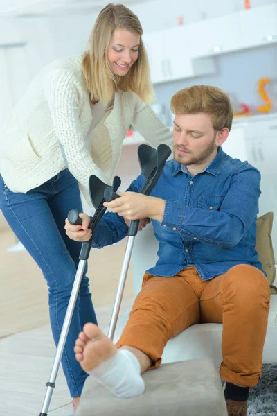 Helping her injured boyfriend — Stock Photo, Image