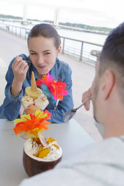 Casal romântico com sorvete — Fotografia de Stock