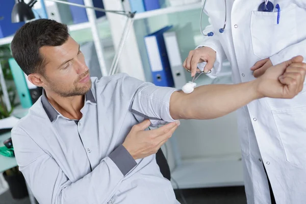 Dokter klaar om te injecteren patiënt met steriele injectiespuit — Stockfoto