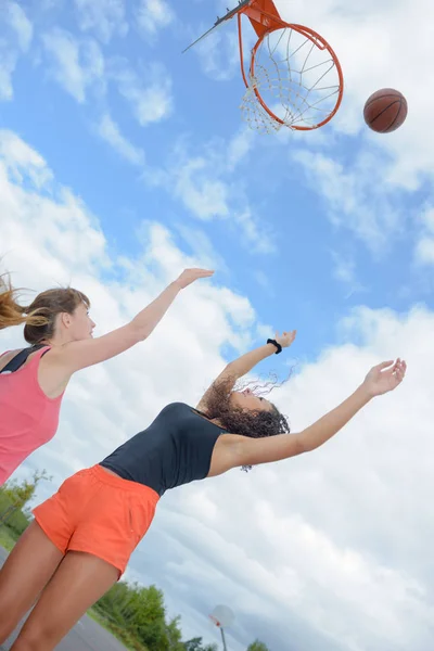 Basketbol ve basketbol oynayan kızlar — Stok fotoğraf