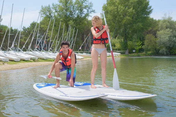 Balancing on the paddleboard — Stock Photo, Image