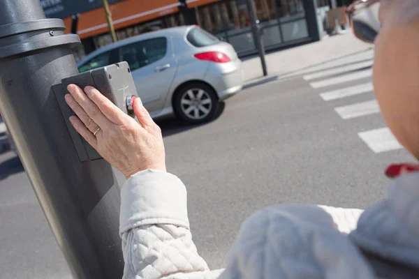 Lady hand pushing button to cross the road — Stock Photo, Image