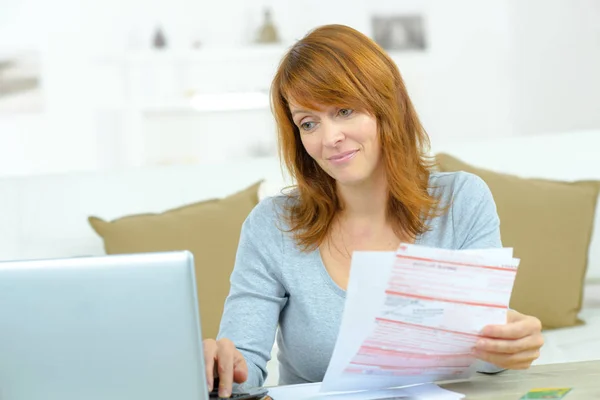 Rousse femme comptabilité à la maison — Photo