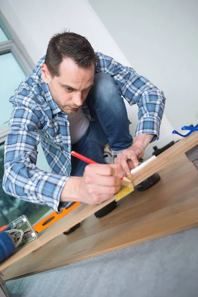 Position de marquage homme sur le plancher — Photo