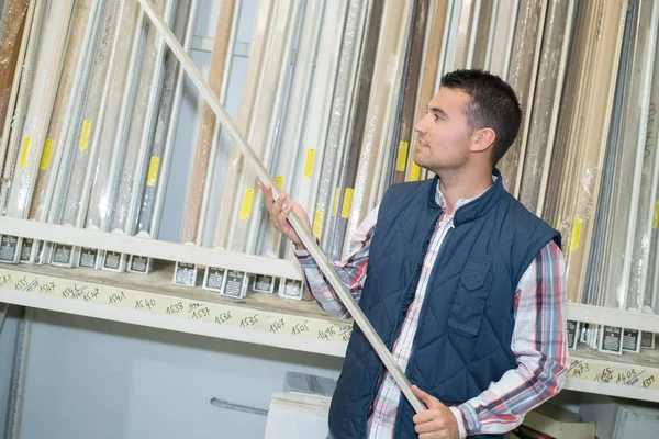 Man looking for a rod at the hardware store — Stock Photo, Image