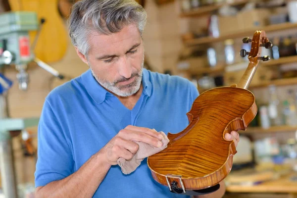 Instrumentenbauer poliert Geige — Stockfoto