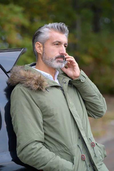 Homme appelant l'assurance après une panne de voiture — Photo