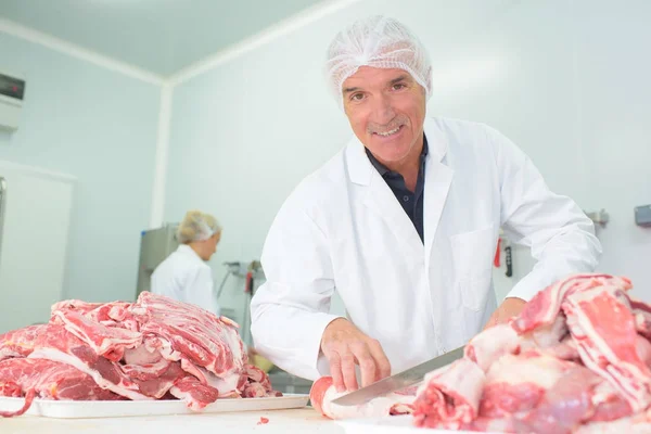 Retrato de carne de corte de açougueiro — Fotografia de Stock