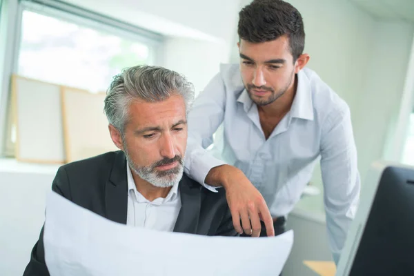 Twee zakenman bespreken de volgende investering op kantoor — Stockfoto