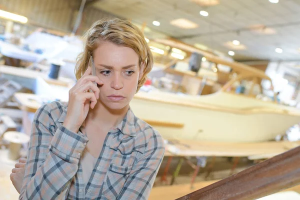 Supervisore donna con sorpresa guarda un lavoratore magazzino — Foto Stock