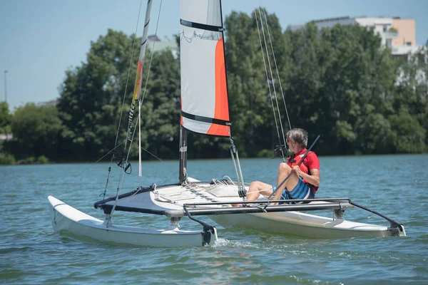 Mann segelt zur Entspannung — Stockfoto