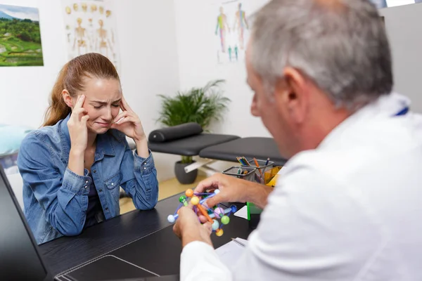 Depressed womman talking to therapist — Stock Photo, Image