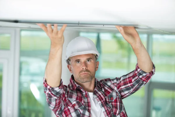 Homem placa de montagem teto de construção da casa de construção — Fotografia de Stock