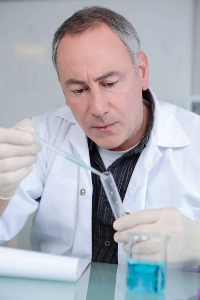 Doctor en el laboratorio con tubo rojo — Foto de Stock