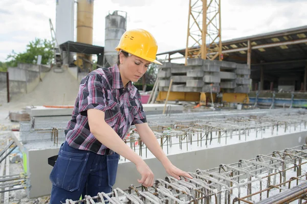 Kvinnlig byggnadsarbetare på byggarbetsplatsen — Stockfoto